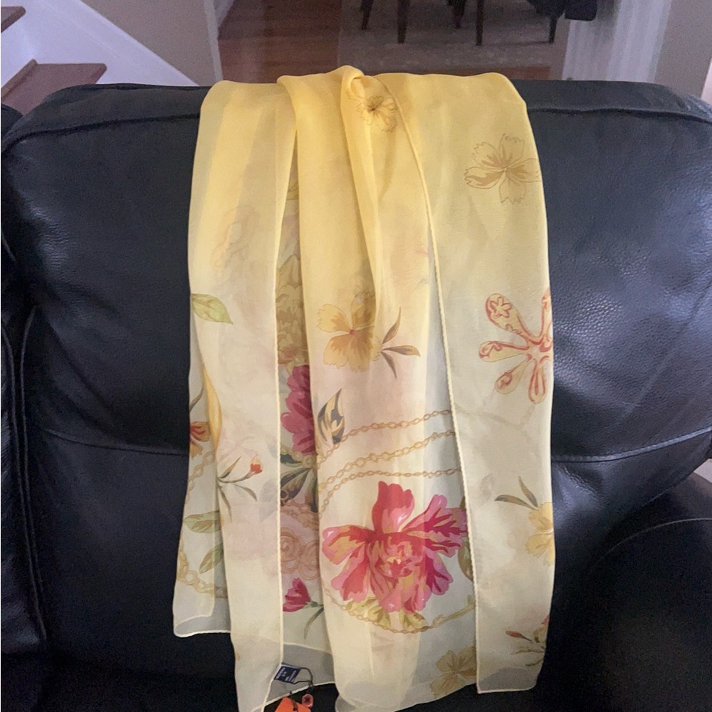 Beautiful Wensli 100% silk floral design scarf.
New in box with tags. 70x20 - Picture 3 of 9